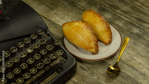 Salteña boliviana. Esta empanada boliviana recibió el nombre de “Salteñas” recién en el siglo XIX, debido al gentilicio de pobladores de Salta, ciudad argentina vecina, de donde llegaron al Altiplano. photo