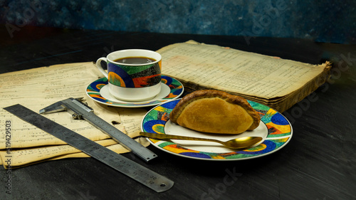 Salteña..
Esta exquisita masa tiene su origen en el Potosí colonial, histórica ciudad minera ubicada al suroeste de Bolivia, muy probablemente en el siglo XVI.