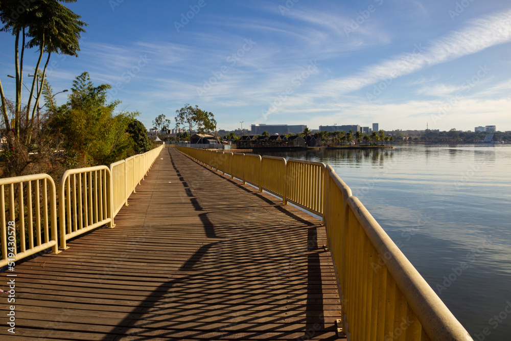 O píer de madeira sobre o Lago Paranoá, em um dia ensolarado com céu claro, na cidade de Brasília. O píer de madeira sobre o Lago Paranoá, em um dia ensolarado com céu claro, na cidade de Brasília.