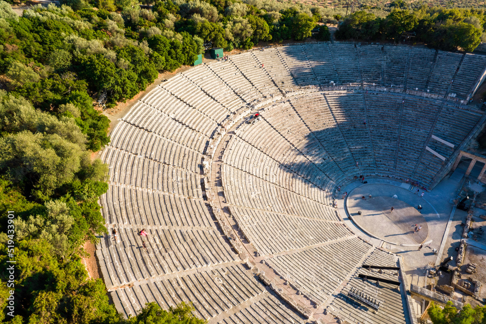 Stanowisko archeologiczne - sanktuarium Asklepiosa, Amfiteatr, Epidaurus, Grecja. Widok z drona. - obrazy, fototapety, plakaty 