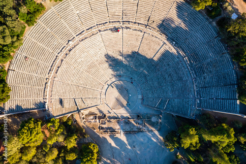 Stanowisko archeologiczne - sanktuarium Asklepiosa, Amfiteatr, Epidaurus, Grecja. Widok z drona. photo