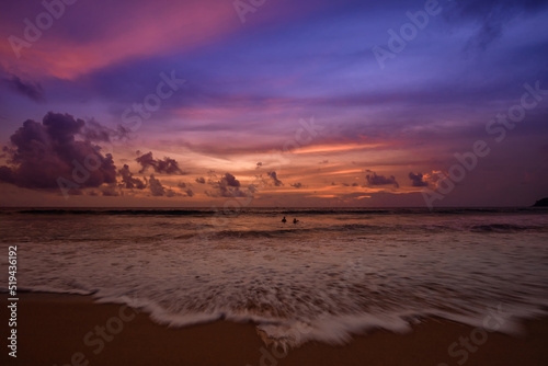 Krajobraz morski. Kolorowe niebo z zachwycającym zachodem słońca w Tajlandii. photo