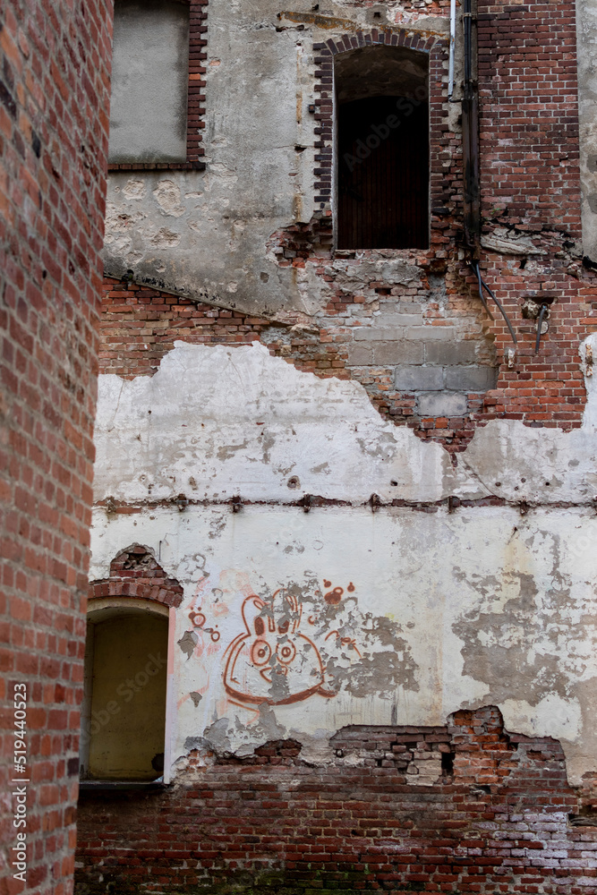 stary mur z cegieł odpadający tynk - obrazy, fototapety, plakaty 