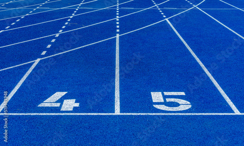 blaue Leichtathletik Tartanbahn auf einem Sportplatz 