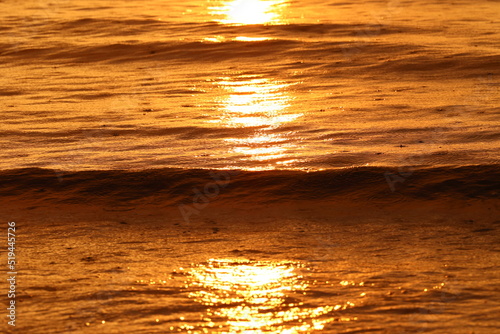 Piękny zachód słońca latem nad morzem w czasie upałów.