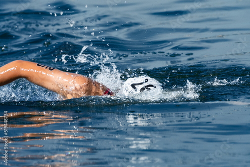 力泳するトライアスロン大会スイム競技者 © masahiro