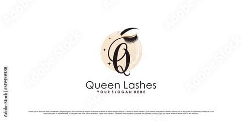 Beauty eyelashes logo design with letter q and crown icon Premium Vector