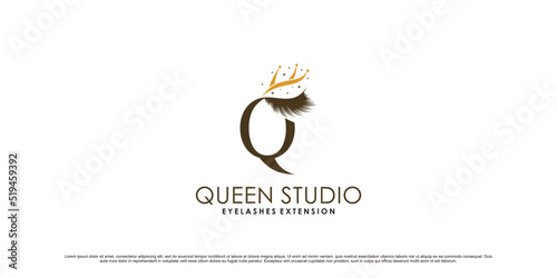 Beauty eyelashes logo design with letter q and crown icon Premium Vector