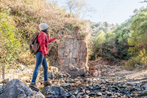 mujer explorando rio seco en invierno