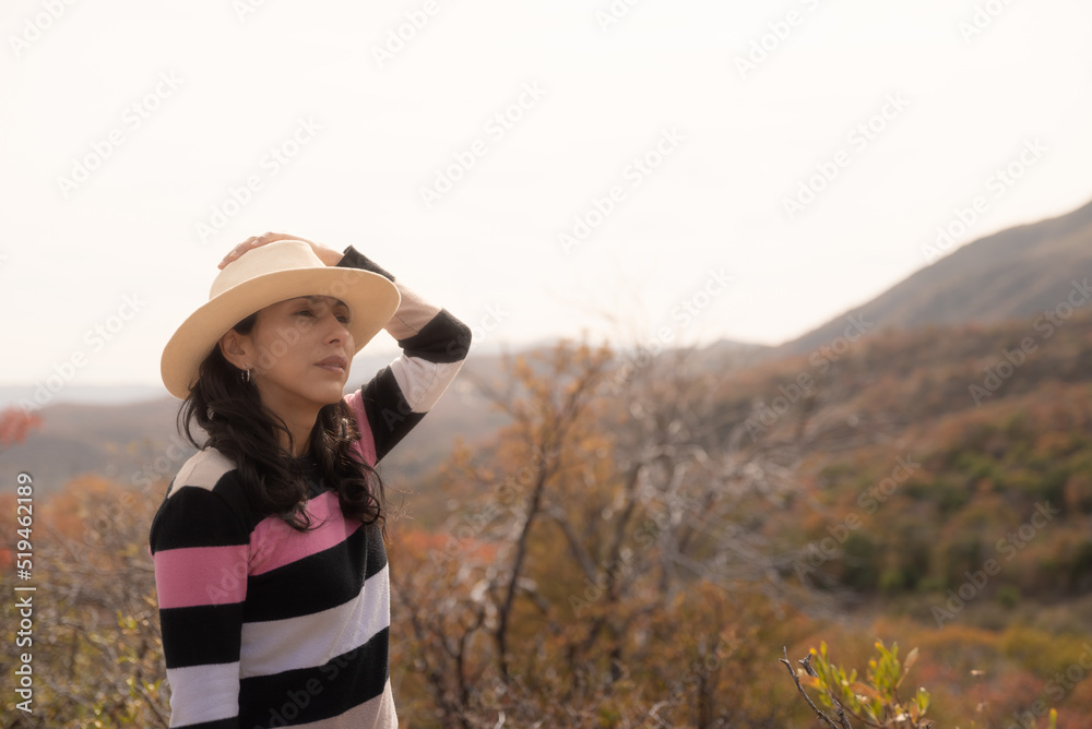 mujer con sombrero en montañas con vejetacion cordoba Argentina