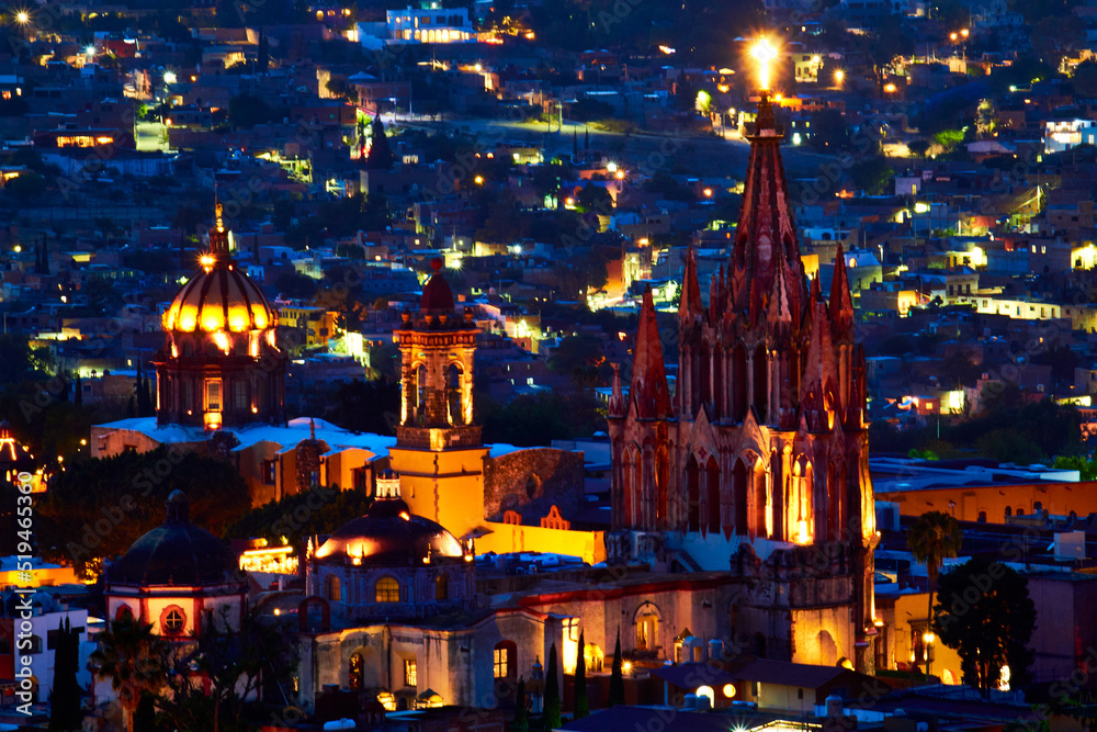 Obraz premium cityscape with parish at night with cross of light in the top, blue hour in san miguel de allende guanajuato 