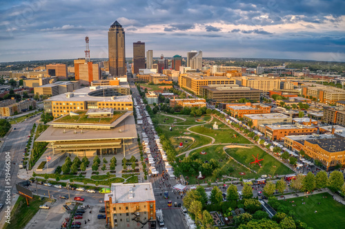Canvas-taulu Aerial View of the Des Moine, Iowa Skyline facing West