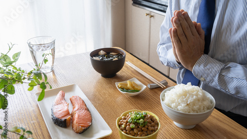 和食を食べるビジネスマン