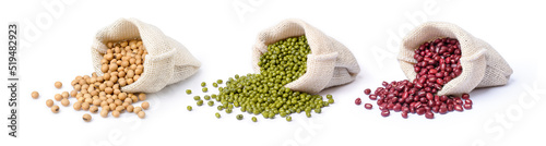 Fotografía Set of mix bean (soy beans, green mung bean and Adzuki bean) in sack bag isolated on white background