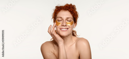 Beautiful redhead woman wit...