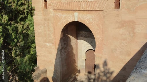 Puerta de la justicia de origen árabe en el recinto de la Alhambra de Granada, España