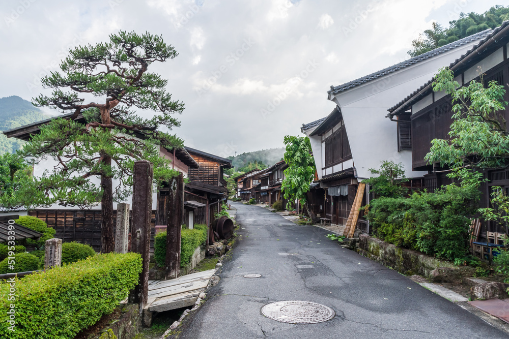 早朝の妻籠宿・脇本陣奥谷前