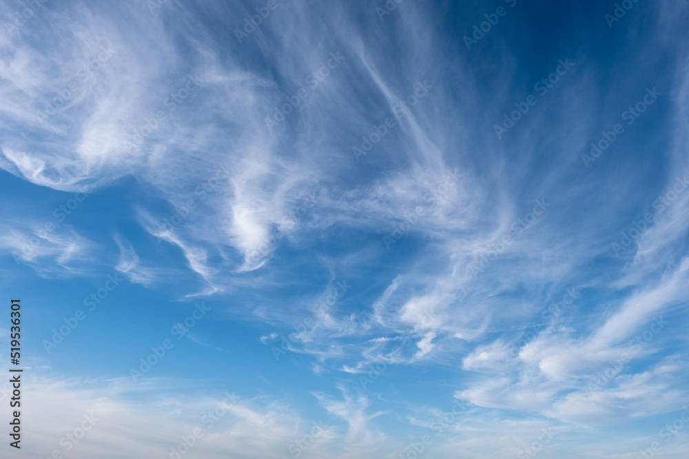 Une matière de ciel bleu avec des nuages étirés en été à la campagne Une matière de ciel bleu avec des nuages étirés en été à la campagne