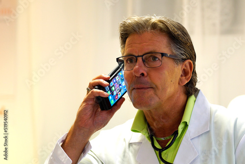 Arzt telefoniert photo