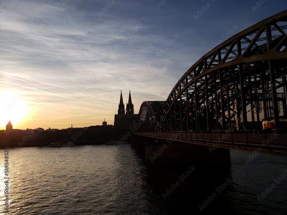 Naklejka premium 夕日を見てたそがれる様子