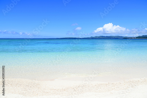 沖縄の美しい青い海