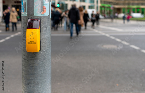 Canvas Print Berührungssensor für Fußgänger an einem Ampelmast