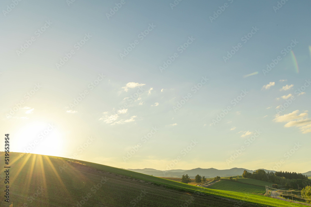 Fototapeta premium 夕日に染まる美瑛の丘「秋の北海道」