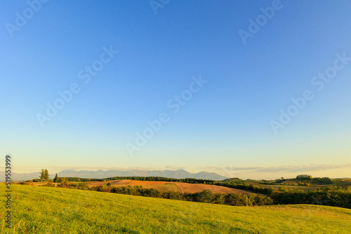 夕日に染まる美瑛の丘と連山「秋の北海道」