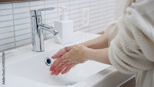 手を洗う女性 photo