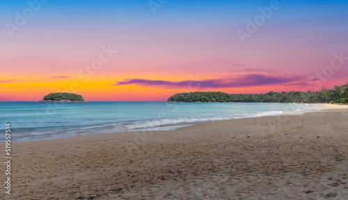 Foto Colourful Skies Sunset over Kata Beach in Phuket Thailand
