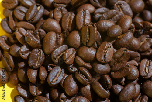 Fototapeta Naklejka Na Ścianę i Meble -  ripe and Freshly roasted coffee beans background