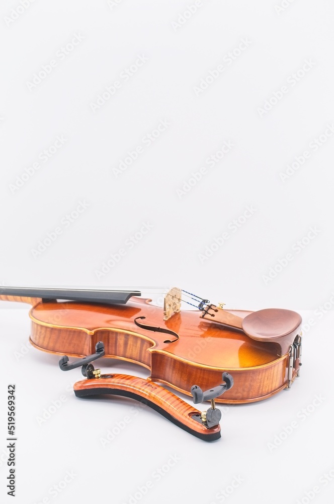 Fototapeta premium Violino acustico di pregio con poggia spalla su superficie bianca con spazio per testi