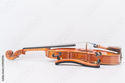 Violino acustico di pregio con poggia spalla su superficie bianca con spazio per testi photo