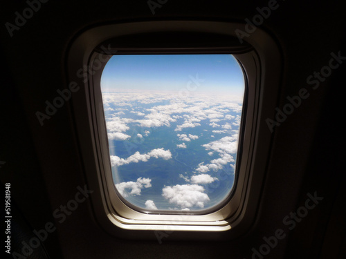 des nuages dans le ciel depuis la fenêtre de l'avion © Pascal Huot
