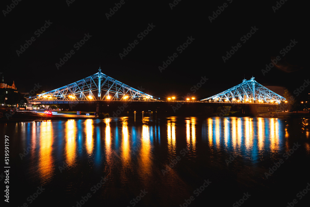 Die Brücke Blaues Wunder in Dresden bei Nacht