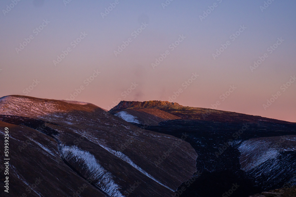 Fototapeta premium Fagradsfjall in Island im Winter