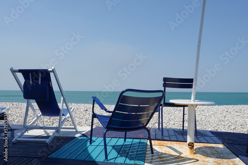 Transats de plage vue sur mer