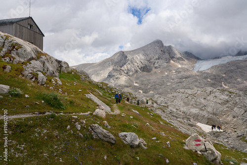 eine gemischte Gruppe Bergsteiger auf dem Weg zur Simonyhütte am Dachstein in den nördlichen Kalkalpen von Österreich