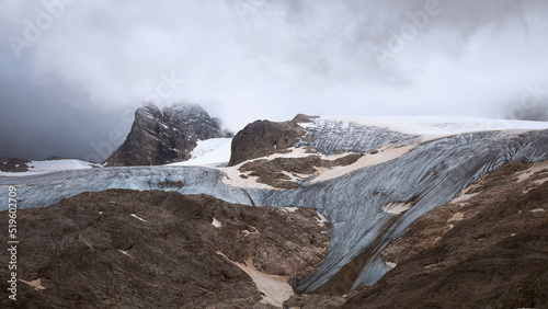 der Hallstätter Gletscher gesehen von der Simony Hütte in 2022 Juli mit riesigen aperen Flächenund viel nackter Fels