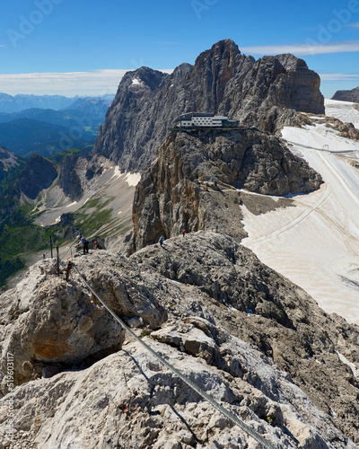 Der Hunerkogel Seilbahn gesehen aus dem Klettersteig auf dem Westgrat, Dachstein, Alpen, Österreich photo