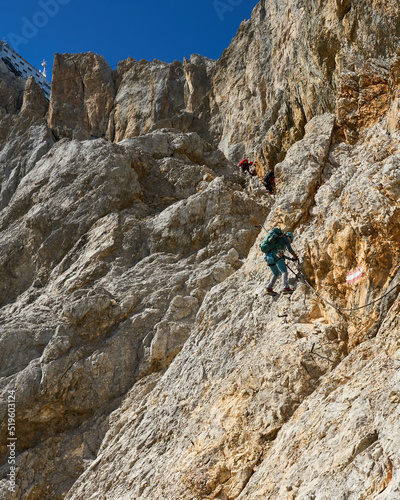 im mittleren Teil der Hunerscharten Steig unterm Dachstein bei Kaiserwetter, Kalkalpen, Österreich