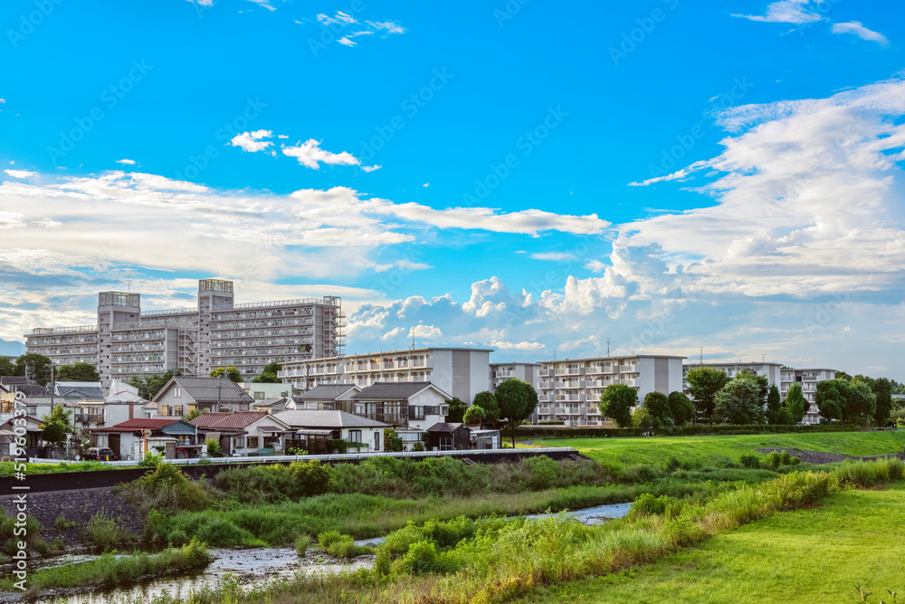 河川沿いの日本の住宅地