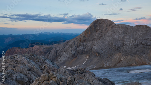 blaue Stunde von der Simony Hütte aus gesehen Richtung Hallstatt mit aprerer Gletscher und nackter Fels