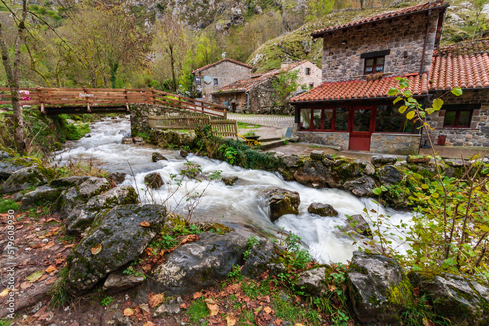 Casa en un pueblo de montaña junto a un río en otoño 