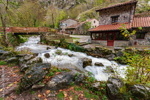 Casa en un pueblo de montaña junto a un río en otoño 