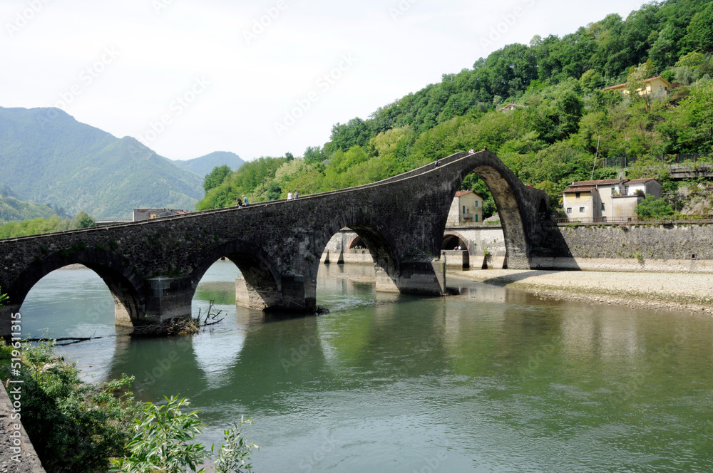 Magdalenenbrücke am Fluss Serchio
