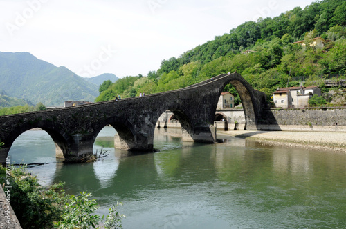 Magdalenenbrücke am Fluss Serchio