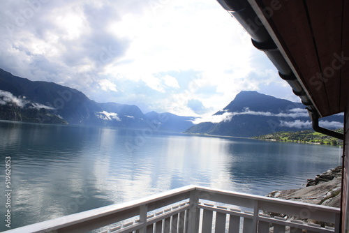 El campamento Viki Fjord se encuentra al final del fiordo Sognefjord con vistas a la cascada Feigefossen. Noruega.