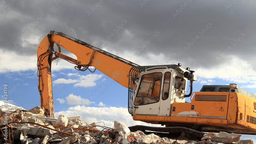 Excavator during the demolition of an old building.
Koparka podczas rozbiórki starego budynku. Excavator during the demolition of an old building.
Koparka podczas rozbiórki starego budynku.