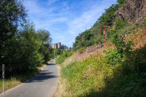 Wanderweg an der Lahn und historische Burg in Runkel